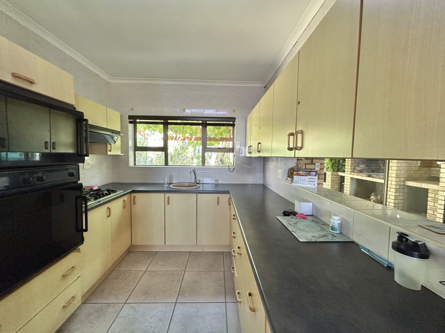 6 Bedroom Property for Sale in Wavecrest Eastern Cape